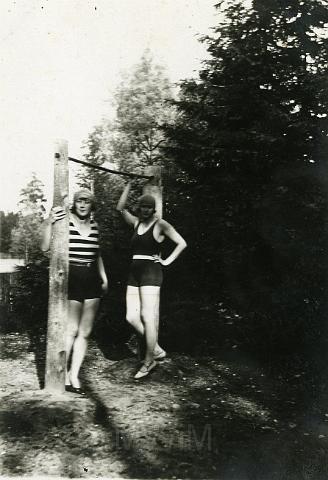 KKE 872.jpg - Od prawej: pierwsza Łucja Kossarska z koleżanką, Burbiszki, 1932 r.